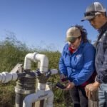 Lecture des données d'une sonde d'humidité du sol près de la tête d'irrigation d'une parcelle d'asperges