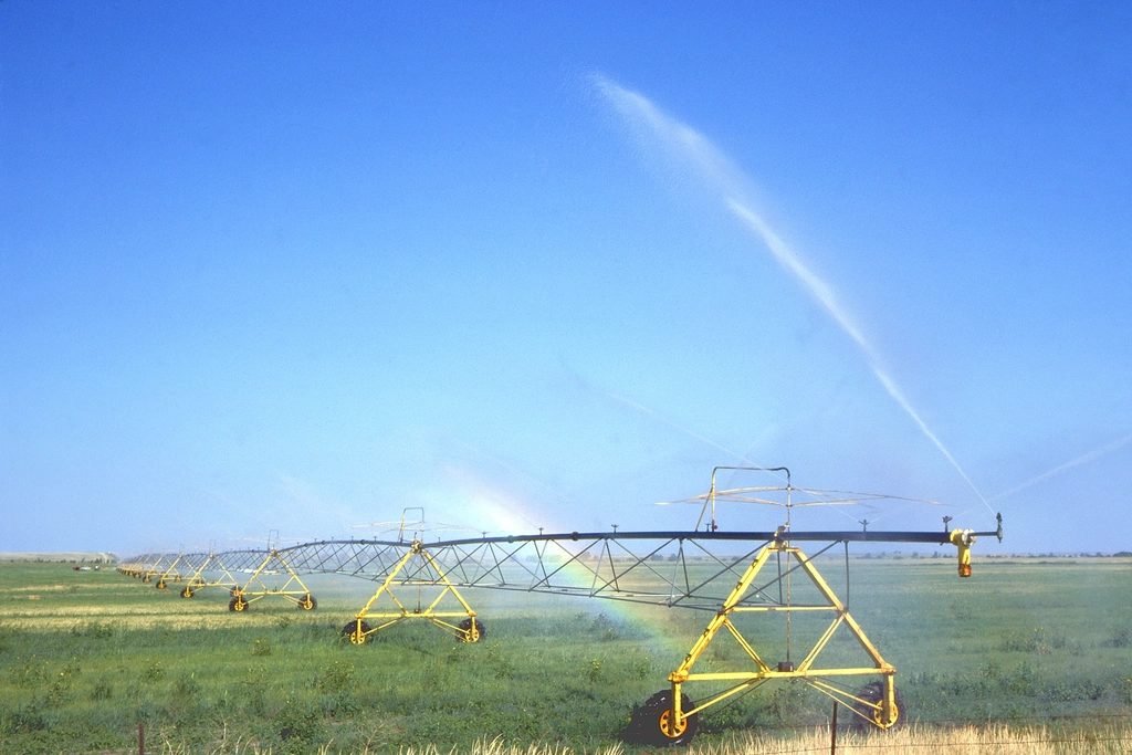 Arrosage d'une parcelle par une rampe d'irrigation