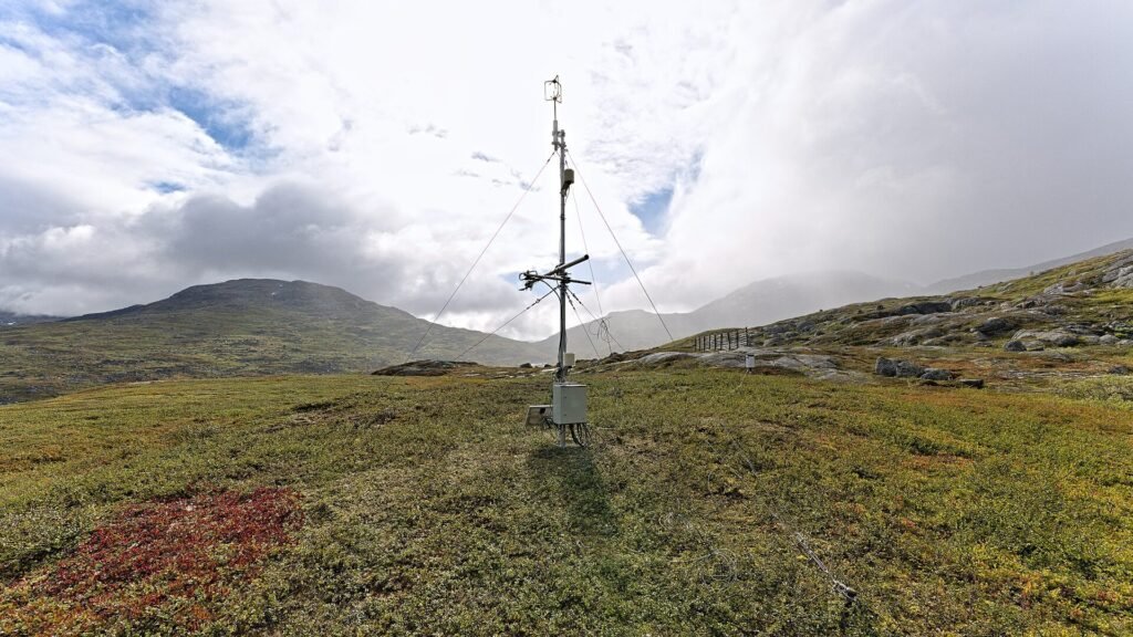 Mât de station météo sur une lande