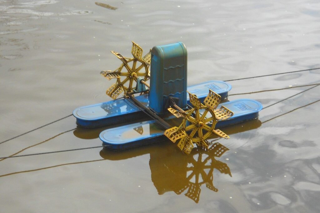 Aérateur à palettes en fonctionnement dans un bassin