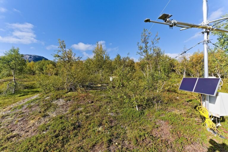 Station météo autonome avec panneau solaire en pleine nature