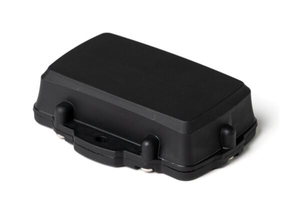 Traceur GPS Digital Matter Oyster3 vu de trois quarts, boîtier noir à pattes