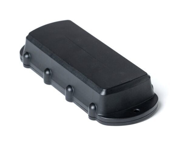 Traceur GPS Digital Matter Remora3 vu de trois quarts, long boîtier noir