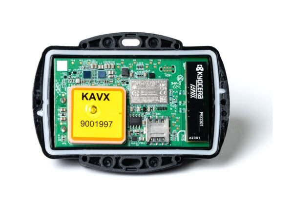 Carte électronique du traceur Yabby3 dans son boîtier ouvert, antenne GPS visible