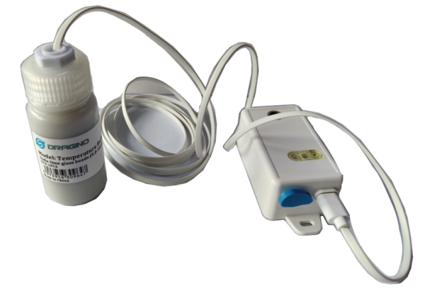 Tampon de température Dragino traversé par la sonde filaire d'un enregistreur LoRaWAN